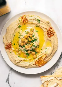 Hummus de frijoles con chip (vegan)