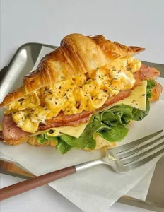 BREAKFAST SANDWICH
